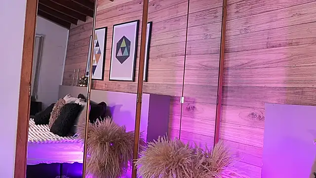 Snapshot of IzzyWild chatting on November 19, 11:21 am IzzyWild online show from November 19, 11:21 am