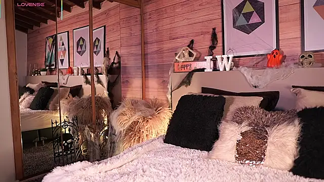 Snapshot of IzzyWild chatting on October 26, 11:54 am IzzyWild online show from October 26, 11:54 am