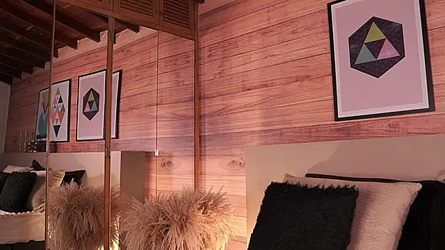 Snapshot of IzzyWild chatting on November 21, 10:47 am IzzyWild online show from November 21, 10:47 am