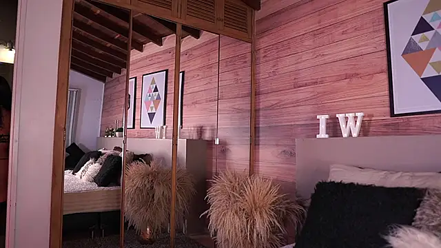 Snapshot of IzzyWild chatting on October 20, 11:44 am IzzyWild online show from October 20, 11:44 am