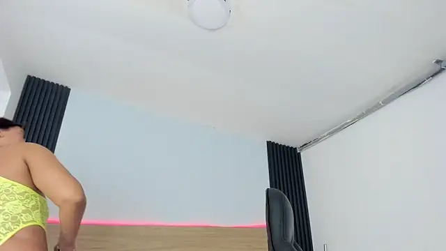 Snapshot of Chiqui_milk_ chatting on November 15, 8:13 pm Chiqui milk online show from November 15, 8:13 pm