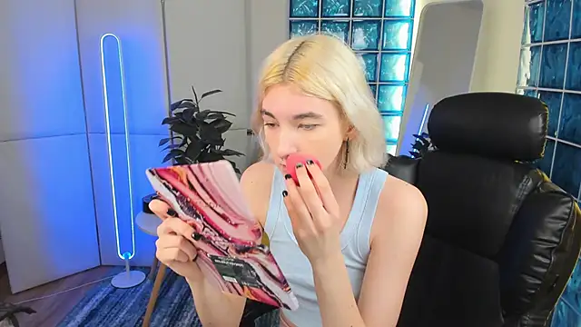 Mia Cheers online show from March 20, 1:48 pm