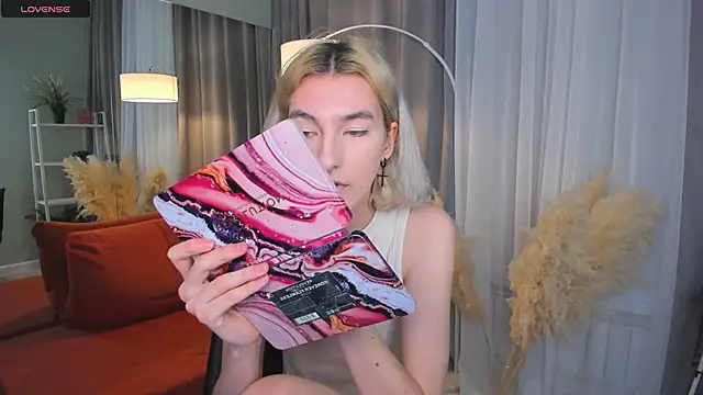 Mia Cheers online show from February 12, 1:48 pm