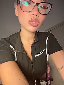 Snapshot of Hips_hannah chatting on May 24, 8:09 pm Hips hannah online show from May 24, 8:09 pm