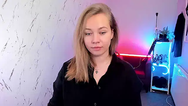 holly xglam online show from March 5, 8:49 pm