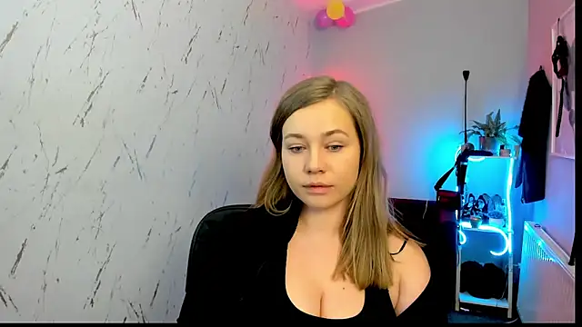 holly xglam online show from February 24, 9:15 pm