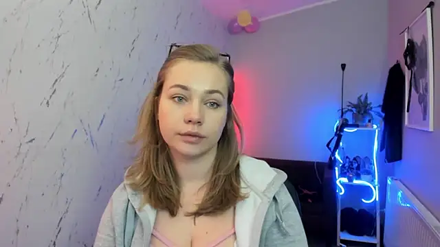 holly xglam online show from February 10, 7:57 pm