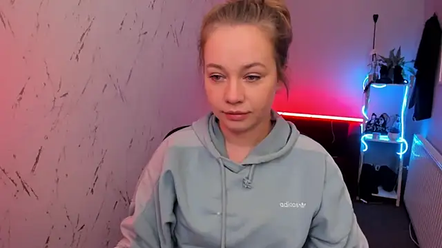 holly xglam online show from April 10, 7:32 pm