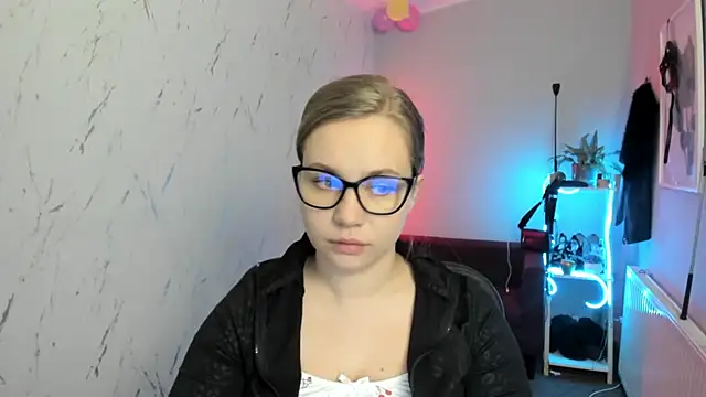 holly xglam online show from February 19, 7:44 pm