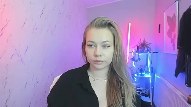 Snapshot of holly_xglam chatting on November 24, 8:20 pm holly xglam online show from November 24, 8:20 pm