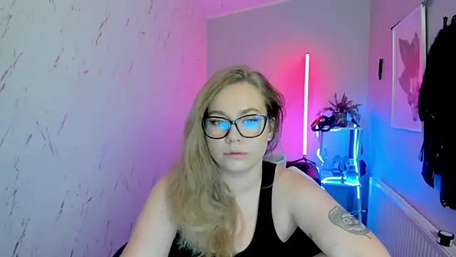 Snapshot of holly_xglam chatting on November 10, 7:30 pm holly xglam online show from November 10, 7:30 pm