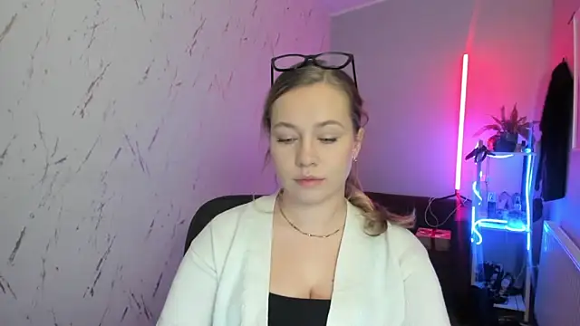 holly xglam online show from December 18, 8:01 pm