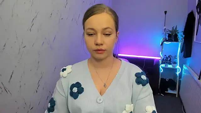 holly xglam online show from April 13, 7:40 pm