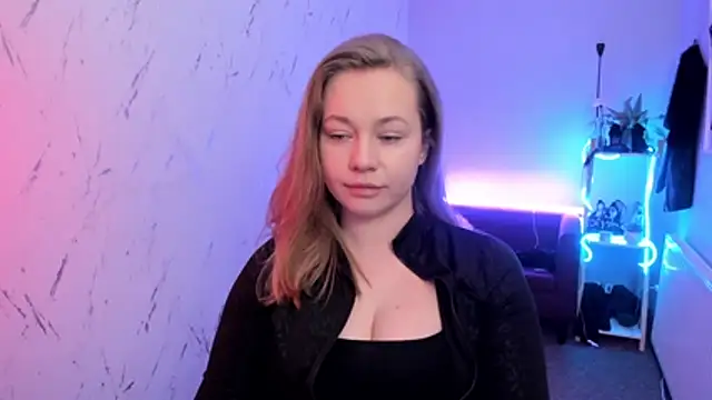 holly xglam online show from April 11, 6:11 pm