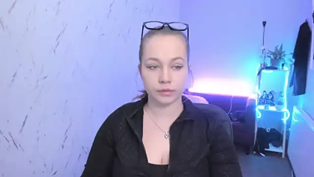 holly xglam online show from April 14, 5:18 pm