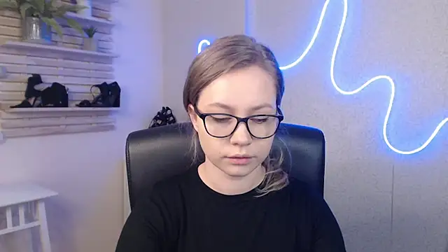 holly xglam online show from March 7, 12:58 am