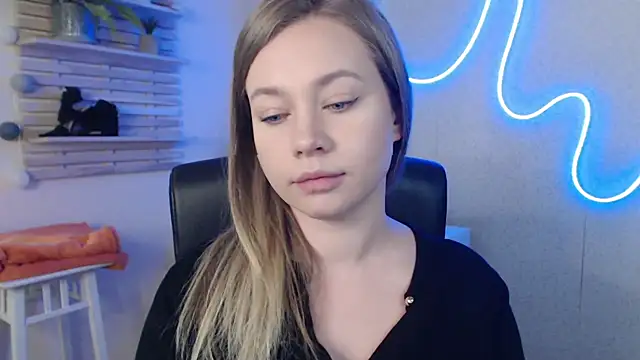 holly xglam online show from March 18, 3:23 am