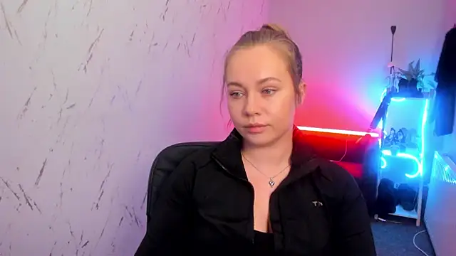 holly xglam online show from March 23, 8:30 pm