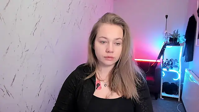 holly xglam online show from March 4, 7:21 pm