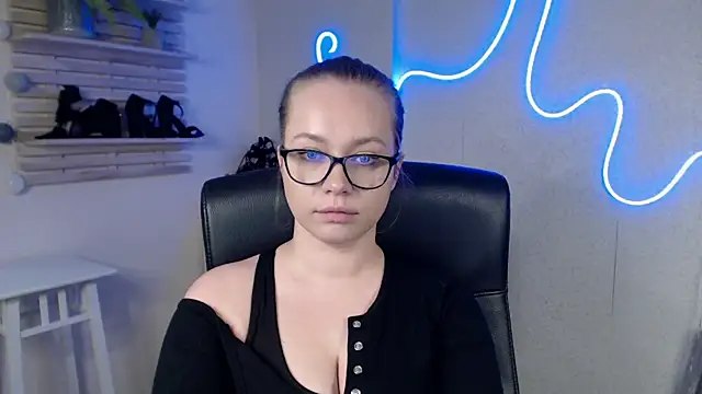 holly xglam online show from February 20, 6:28 am