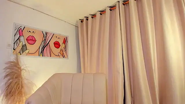 Snapshot of SkiinnyAna chatting on December 3, 7:35 pm SkiinnyAna online show from December 3, 7:35 pm