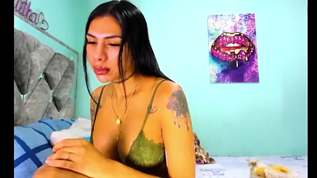 Snapshot of Evilmichellts1 chatting on October 28, 12:33 am Evilmichellts1 online show from October 28, 12:33 am