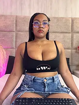 Snapshot of Esmeralda_Duarte chatting on February 9, 3:59 am Esmeralda Duarte online show from February 9, 3:59 am