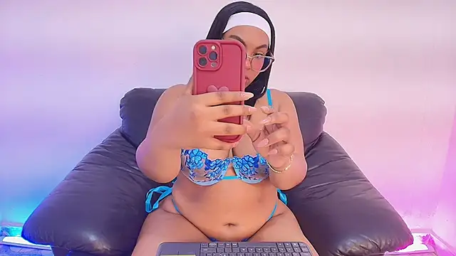 Snapshot of Esmeralda_Duarte chatting on November 12, 9:13 am Esmeralda Duarte online show from November 12, 9:13 am