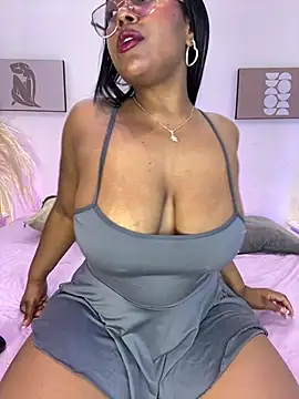 Snapshot of Esmeralda_Duarte chatting on May 11, 4:25 am Esmeralda Duarte online show from May 11, 4:25 am