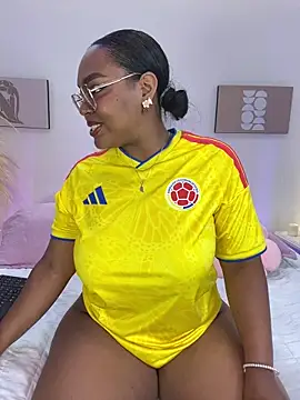 Snapshot of Esmeralda_Duarte chatting on June 14, 3:30 am Esmeralda Duarte online show from June 14, 3:30 am