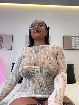 Snapshot of Esmeralda_Duarte chatting on February 14, 4:56 am Esmeralda Duarte online show from February 14, 4:56 am