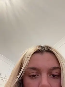 IrishTeenBarbie69 online show from April 12, 1:47 pm