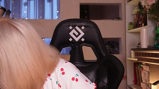 Chriss Fox online show from March 27, 3:24 pm