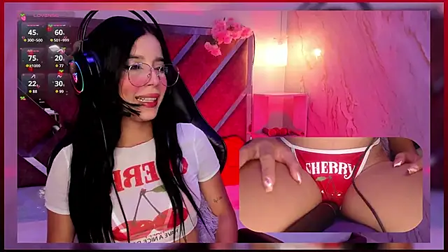 Snapshot of SweetieCloe_ chatting on October 3, 9:05 pm SweetieCloe online show from October 3, 9:05 pm
