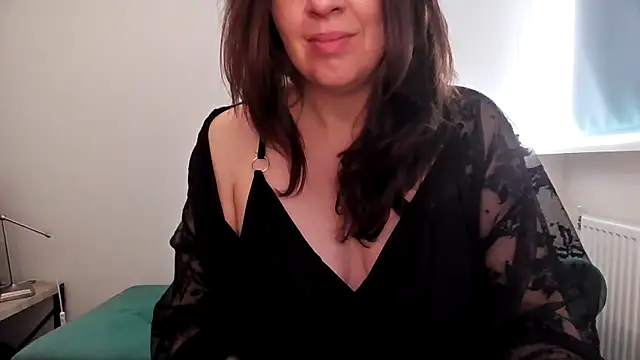 Snapshot of Ella_Next_Door chatting on December 15, 1:28 pm Ella Next Door online show from December 15, 1:28 pm