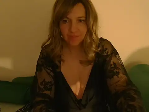 Snapshot of Ella_Next_Door chatting on November 15, 11:31 pm Ella Next Door online show from November 15, 11:31 pm