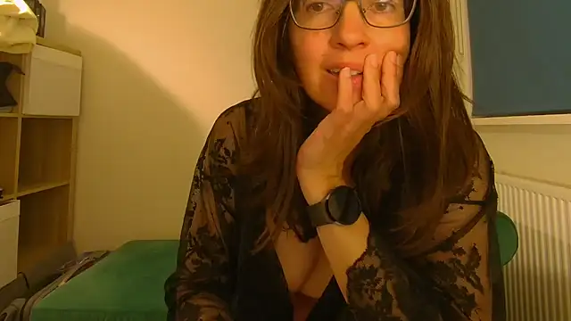 Snapshot of Ella_Next_Door chatting on May 6, 8:57 pm Ella Next Door online show from May 6, 8:57 pm