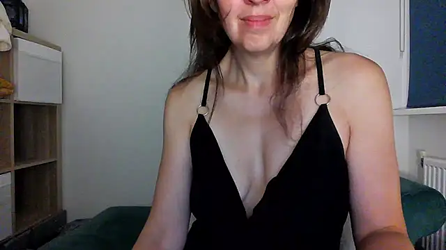 Snapshot of Ella_Next_Door chatting on July 3, 9:10 pm Ella Next Door online show from July 3, 9:10 pm