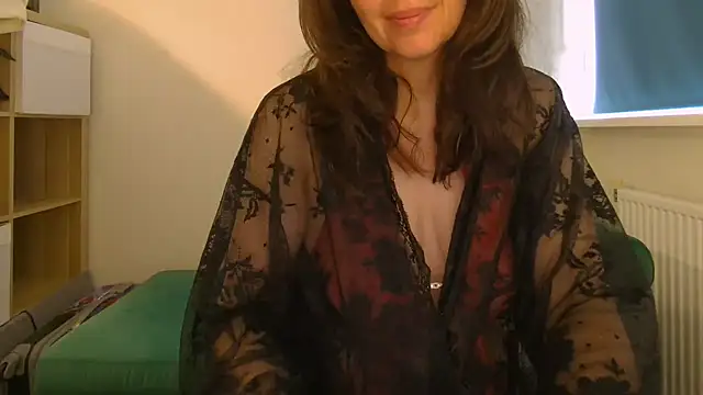 Snapshot of Ella_Next_Door chatting on May 4, 7:22 am Ella Next Door online show from May 4, 7:22 am