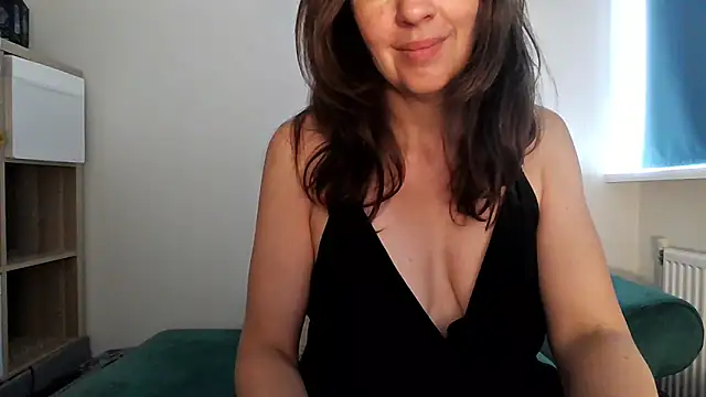 Snapshot of Ella_Next_Door chatting on June 16, 2:39 pm Ella Next Door online show from June 16, 2:39 pm
