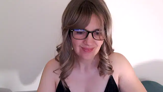 Snapshot of Ella_Next_Door chatting on September 25, 8:59 pm Ella Next Door online show from September 25, 8:59 pm