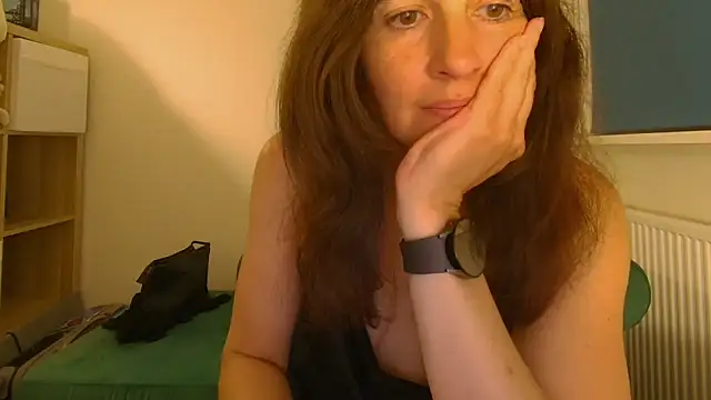 Snapshot of Ella_Next_Door chatting on May 29, 9:32 pm Ella Next Door online show from May 29, 9:32 pm