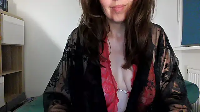 Snapshot of Ella_Next_Door chatting on June 14, 10:11 pm Ella Next Door online show from June 14, 10:11 pm