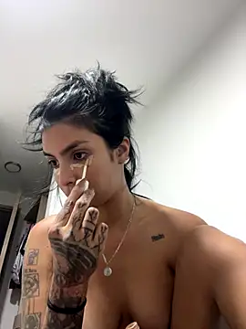 Snapshot of DeuxGold chatting on November 18, 1:10 am DeuxGold online show from November 18, 1:10 am