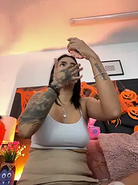 Snapshot of DeuxGold chatting on October 22, 3:06 am DeuxGold online show from October 22, 3:06 am