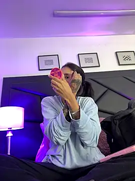 Snapshot of DeuxGold chatting on November 13, 3:32 am DeuxGold online show from November 13, 3:32 am