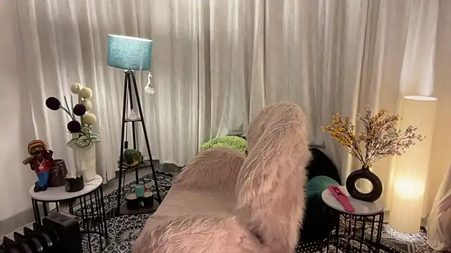 Snapshot of Unique-Beauty chatting on February 13, 4:50 pm Unique-Beauty online show from February 13, 4:50 pm