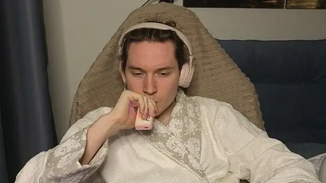MoreRealAlex online show from May 31, 1:11 am