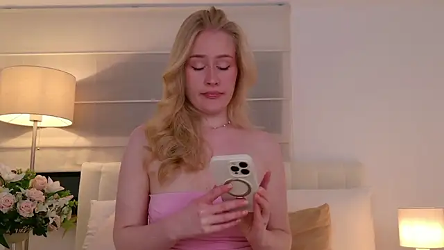 JuliaJaee online show from March 17, 6:44 pm