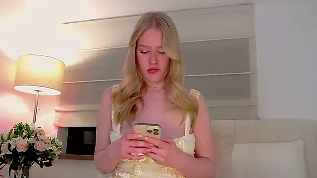 JuliaJaee online show from October 17, 5:48 pm